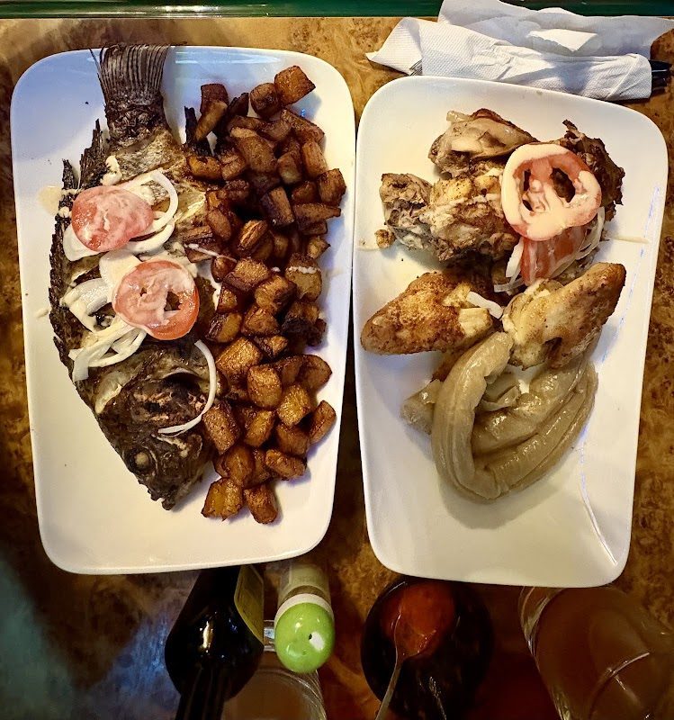 Deux assiettes de braisé avec plantains et bâton de manioc