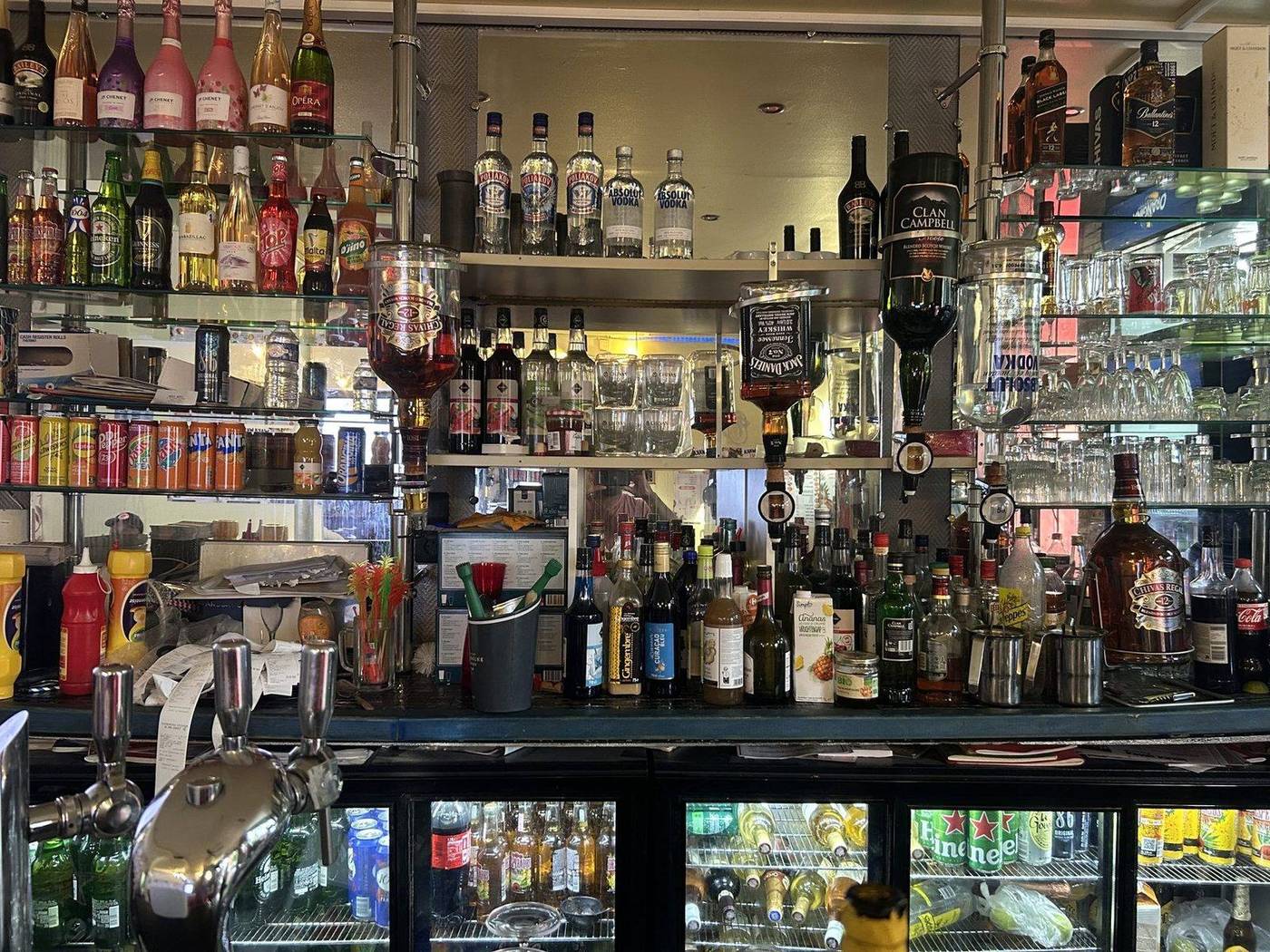 Le bar du restaurant et ses bouteilles