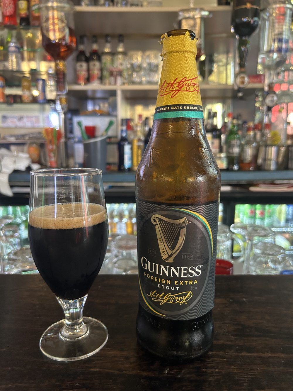 Guinness Foreign Extra Stout servie au bar