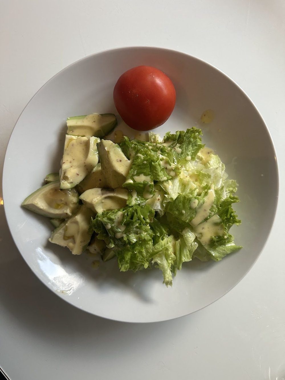 Salade d'avocat, laitue et tomate
